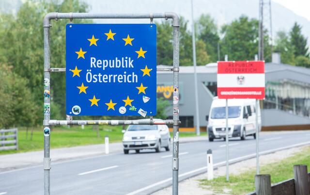 Angesichts der hohen Infektionszahlen werden die Einreisebestimmungen für Pendler nach Österreich verschärft - unter anderem durch eine regelmäßige Testpflicht.