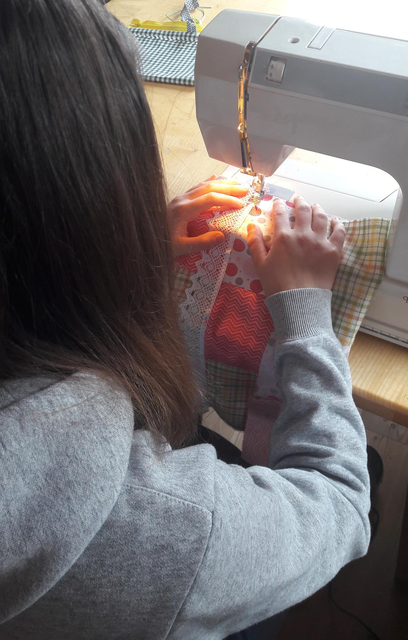 Im Rahmen des Faches Wirtschaftswerkstatt wurde das Projekt Demenzkissen umgesetzt. | Foto: FS der Dominikanerinnen