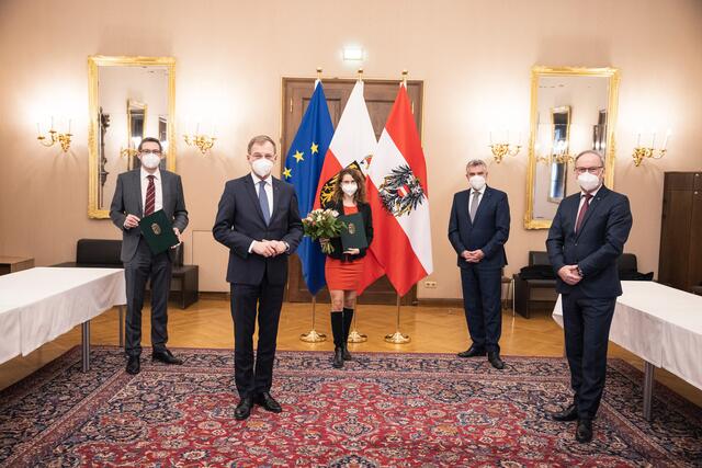 Im Linzer Landhaus: Vizebürgermeister Markus Vogl, Landeshauptmann Thomas Stelzer, Vizebürgermeisterin Anna Maria Demmelmayr, Landesamtsdirektor Erich Watzl sowie der Bürgermeister von Steyr, Gerald Hackl (v. l.). | Foto: Land OÖ/Max Mayrhofer