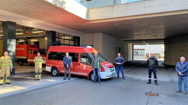 Fahrzeugübergabe im Landecker Einsatzzentrum: Kdt. Christian Mayer, Stv Thomas Schönherr, Bgm. Herbert Mayer und Koordinator Peter Logar mit den Vertretern der Gemeinde Lipik (v.l.). | Foto: Feuerwehr Landeck