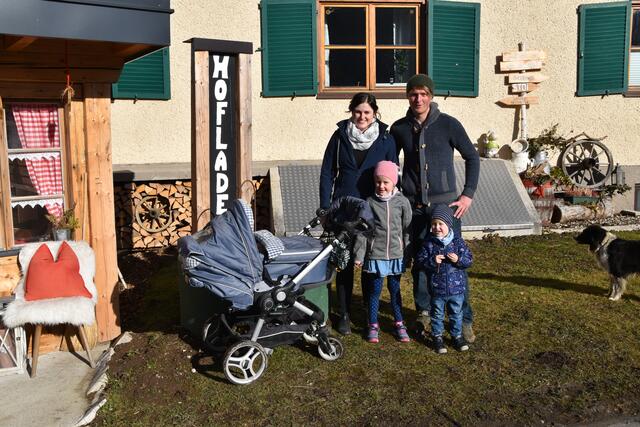 Sandra und Andreas Rönnestedt aus Kuchl leben gemeinsam mit Finn (7 Monate), Mia (6) und Max (4) ihren Traum am Biohof Bachbauer (v. l.).  | Foto: Martin Schöndorfer