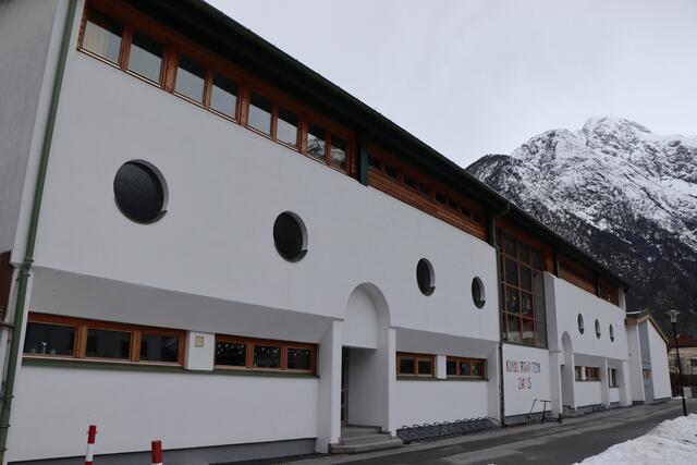 Die Baustelle wird während des laufenden Kindergartenbetriebes abgewickelt.  | Foto: Othmar Kolp
