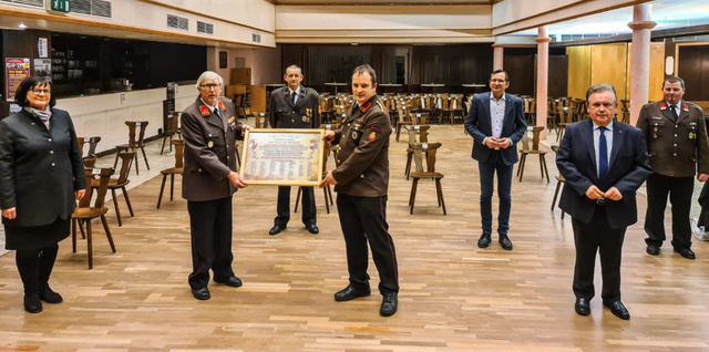 Vizebürgermeisterin Andrea Wiesmüller, Ehrenkommandant Gerhard Wührer, Verwalter Peter Gell, Kommandant Matthias Hahn, Stadtrat Gerald Gaishofer, Bürgermeister LAbg. Franz Mold und Kommandant-Stellvertreter Mario Steinbauer (v.l.). | Foto: FF Zwettl-Stadt