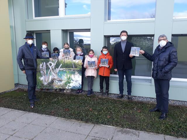 Schüler der Volksschule Lenzing mit Schwemmholzkünstler Karl Mayer, Direktor Mario Maier und Bürgermeister Rudolf Vogtenhuber (v.l.).