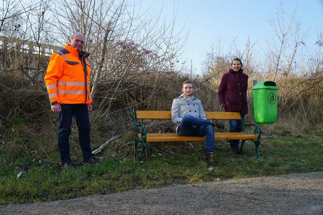 v.l.n.r.: Straßenmeister Dietmar Schuster, Gemeinderat Michael Müller-Fembeck (ÖVP) und Stadträtin Eva-Maria Feistauer (Grüne)  | Foto: privat