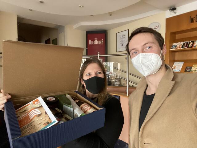 Alexandra Platzer und Florian Schell mit der Genussbox im Bayerischem Hof.