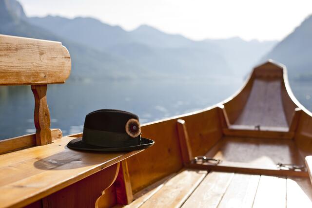 Plätte am Grundlsee: Das Brauchtum und die Menschen im Ausseerland spielen im Krimi von Claudia Rossbacher eine wichtige Rolle.