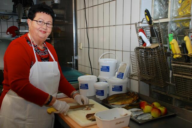 Erna Gmeiner hat dafür gesorgt, dass der legendäre Gmeiner Heringssalat wieder produziert wird – bis vor einigen Jahren half sie noch selbst bei der Produktion mit. | Foto: RMK