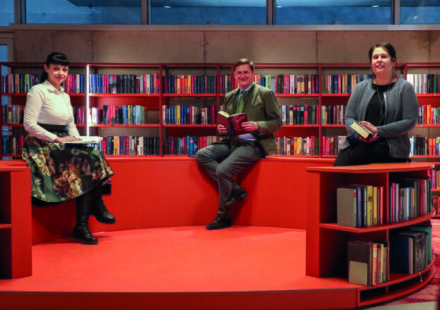 Corinna Schaffer-Warga, die Leiterin der Stadtbibliothek, Bürgermeister Kurt Wallner und Susanne Leitner-Böchzelt, die Leiterin des MuseumsCenters freuen sich über erste kulturelle Impulse. | Foto: Foto Freisinger