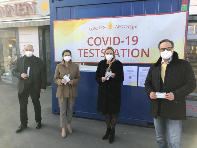 Präsentieren die neuen gratis Testungen in Apotheken: Präsident der Apothekerkammer Steiermark Gerhard Kobinger, Soziallandesrätin Doris Kampus, Gesundheitslandesrätin Juliane Bogner-Strauß und Leiter der Fachabteilung für Katastrophenschutz und Landesverteidigung Harald Eitner. (v.l.n.r.) | Foto: Lisa Ganglbaur