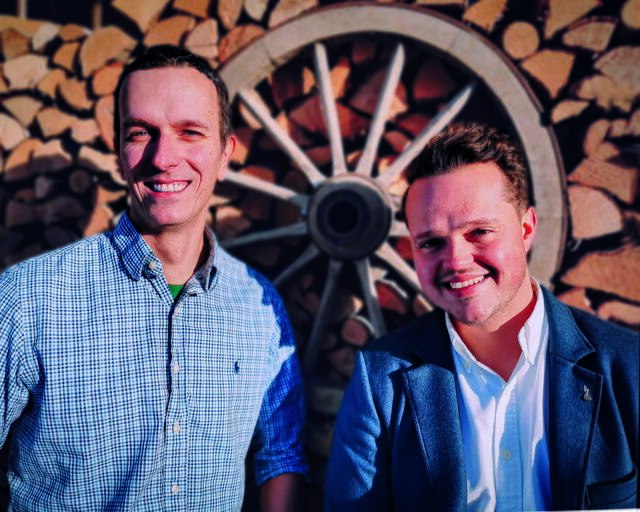 Ralf Berner und Stefan Monitzer (re.) bieten ihre Speisen derzeit auch zum Mitnehmen an. | Foto: Genuss-Caterer