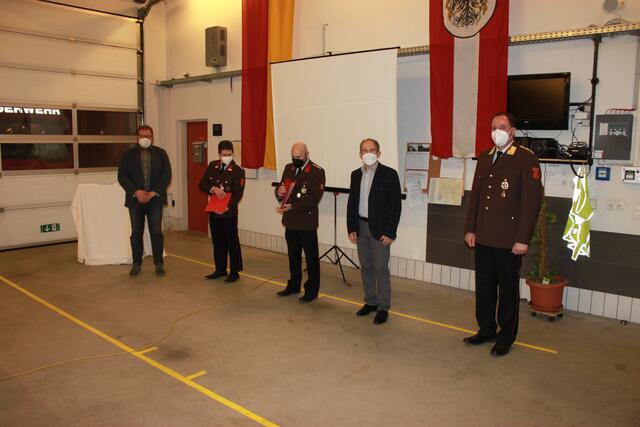 Neue Feuerwehrkommandanten gewählt: Vizebgm. Gregor Hafner, KmdtStv OLM Patrick Schieber, HBI Oliver Class, Bgm. Wolfgang Tauss, Abschnittsfeuerwehrkommandant ABI Roland Hörist | Foto: Feuerwehr Großpetersdorf