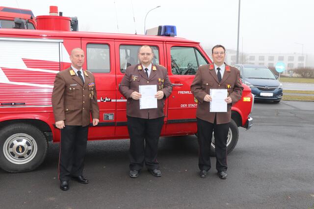 In der Stadtfeuerwehr Güssing nahmen der wiedergewählte Kommandant Mario Unger (Mitte) und sein Stellvertreter Markus Horvath (rechts) von Bezirkskommandant Thomas Jandrasits ihre Ernennungsurkunden entgegen.