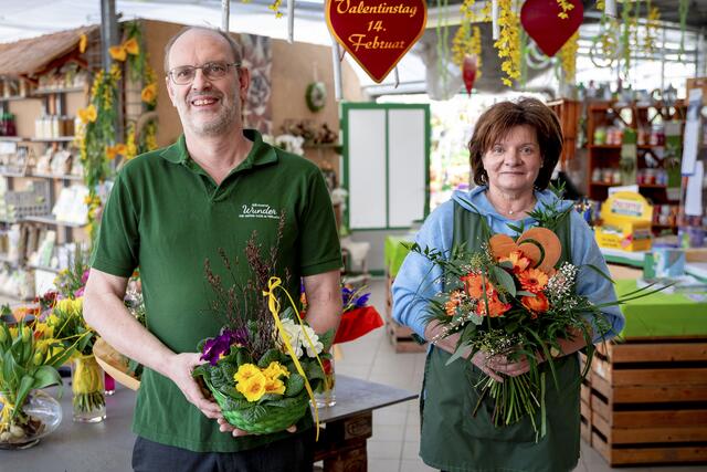 Alle Hände voll zu tun haben Gärtnermeister Gerald Wunder von der gleichnamigen Gärtnerei in Ferlach und  Floriane Lesnik gerade am Valentinstag.