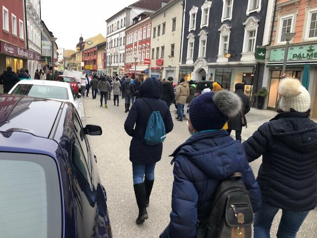 Vom Kirchenplatz ging es für die Demo-Teilnehmer - auch teilweise auf der Straße - den Stadtplatz hinunter. | Foto: Mittermayr/BRS