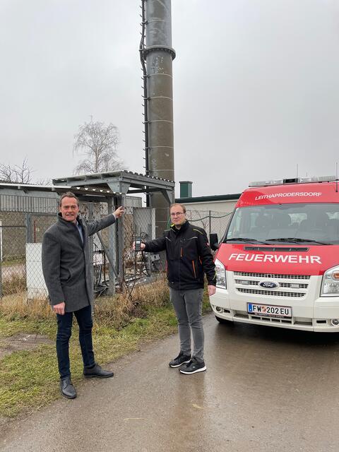 Bürgermeister Martin Radatz und Feuerwehrbeirat Yannic Sommer beim möglichen Senderstandort