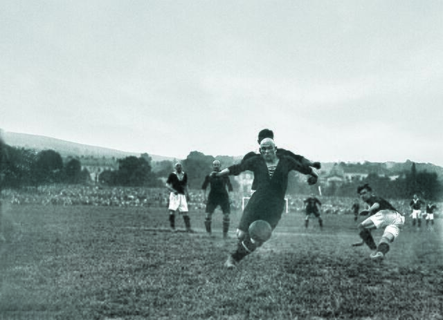 Lothar Rübelt setzte Rapid-Stürmer Josef Uridil beim Spiel gegen Sparta Prag 1920 meisterhaft in Szene – inklusive Ball.