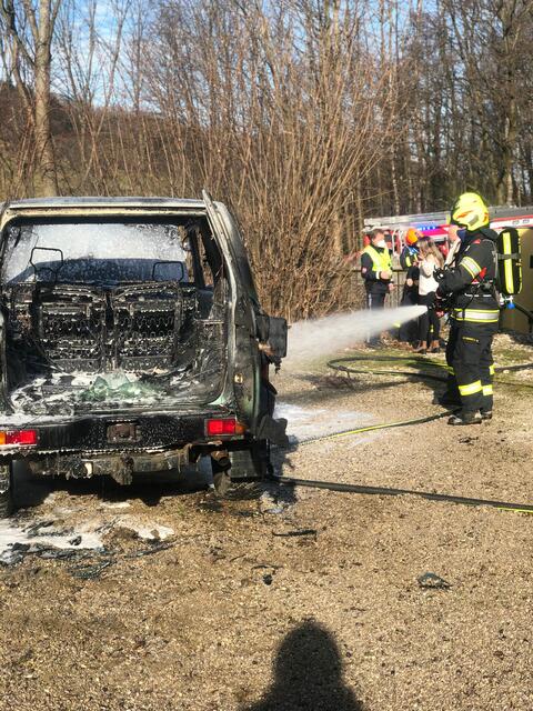 Die FF Brand Laaben löschte das brennende Auto. | Foto: FF Brand Laaben