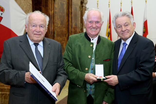 Für seine Verdienste um die Gemeinde wurde er mit dem Goldenen Verdienstzeichen der Republik Österreich und der Verdienstmedaille des Landes Oberösterreich ausgezeichnet.