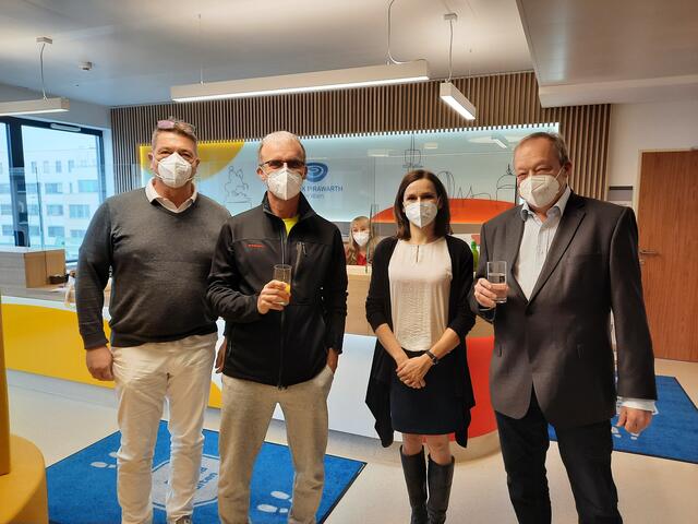 Prim. Dr. Andreas Winkler, MSc/Ärztlicher Direktor, Harald W./erster ambulanter Patient, Dr. Julia Maasz/Therapiekoordinatorin, Hans Günther Loher/Geschäftsführender Gesellschafter | Foto: Klinik Pirawarth