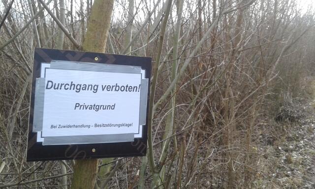 Diese Schilder wurden nahe dem See entdeckt.