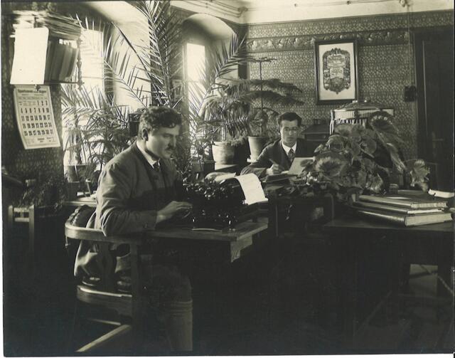 Direktor Alois Kourek und Buchhalter Heinrich Kickinger im ersten Büro in Aigen im Jahr 1921. | Foto: LH Rohrbach