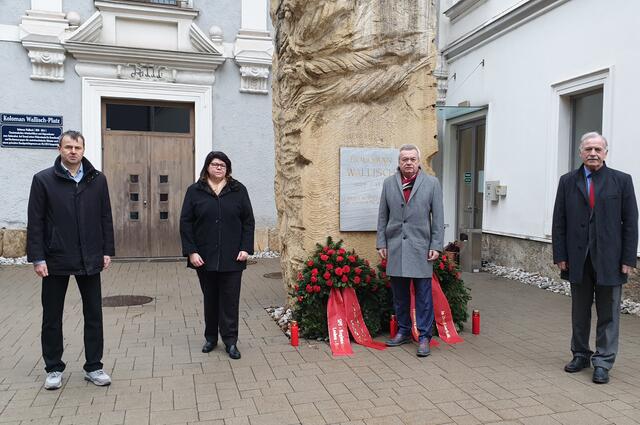 Kranzniederlegung in Leoben: Werner Anzenberger, LAbg. Helga Ahrer, LH-Stv. Anton Lang, Vzbgm. Max Jäger (v.l.). | Foto: SPÖ