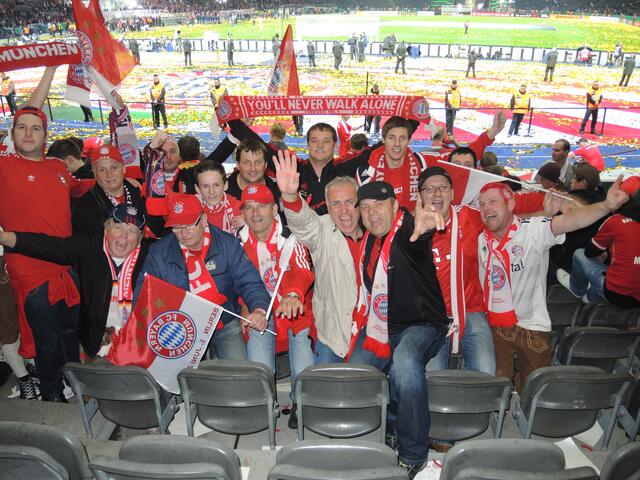 Mit rund 2.300 Mitgliedern ist der FC Bayern Fanclub Natternbach mit Obmann Johannes Obernhumer (rechts vorne mit schwarzem Kapperl) einer der größten seiner Art.  | Foto: FC Bayern München Fanclub Natternbach