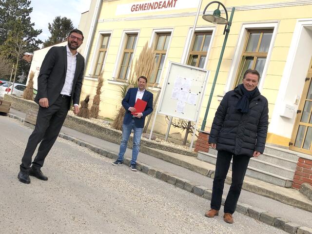 Trotz Abstand sind sie sich einig – Gemeinden müssen von der Bundesregierung mehr unterstützt werden: Martin Peterl, Thomas Windsor-Seifert und Alexander Vojta. | Foto: Sandra Schütz