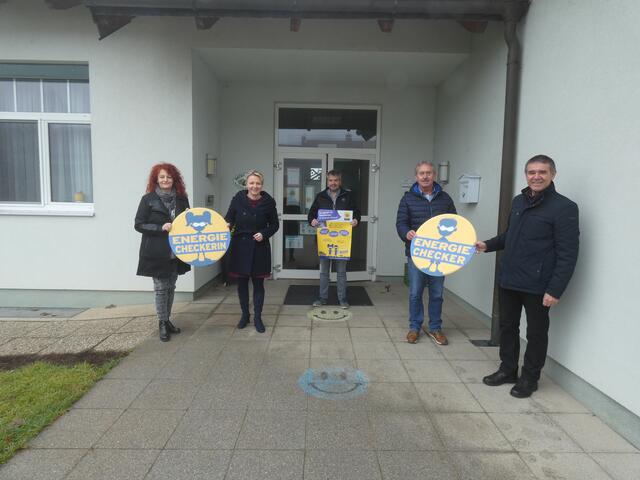 Gemeinsamer Start der Temperaturcheckeraktion in der Volksschule Gaubitsch: Direktorin Renate Schäffer, Regionsleiterin Weinviertel der Energie- und Umweltagentur NÖ Regina Engelbrecht, GGR Franz Popp, Bgm. Alois Mareiner und LAbg. Bgm. Manfred Schulz. | Foto: eNu