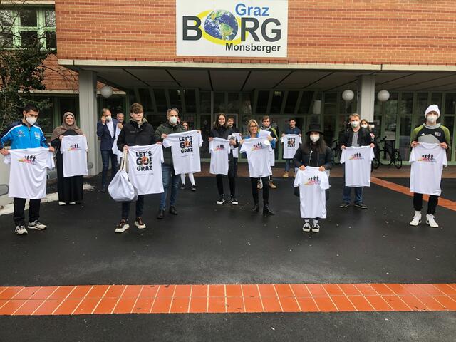 Die erste "Runde" ist geschafft: Nachdem die begeisterten Läufer des BORG Monsberger die Welt von Osten nach Westen umrundet haben, folgte nun der Start wieder "retour". | Foto: KK