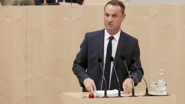 Dominik Reisinger sieht im Gesundheits-, Pflege- und Betreuungsbereich das Potenzial, 1.000 Jobs rasch umzusetzen. | Foto: SPÖ