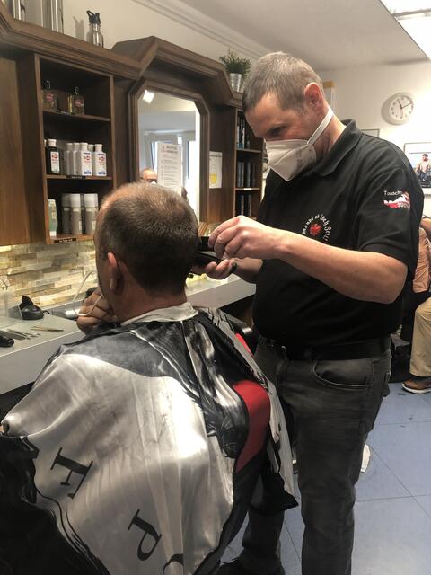 Friseurmeister Thomas Soder freut sich über die Wiedereröffnung seiner Läden in Rattenberg und Brixlegg.  | Foto: Gredler