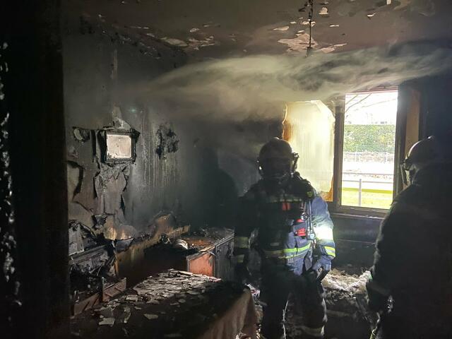 Mit Atemschutzgeräten und durch gezielten Einsatz der tragbaren, zehn Liter Wasser fassenden Kübelspritze konnte der Brand unter Kontrolle gebracht werden. | Foto: Stadt Wien / Feuerwehr