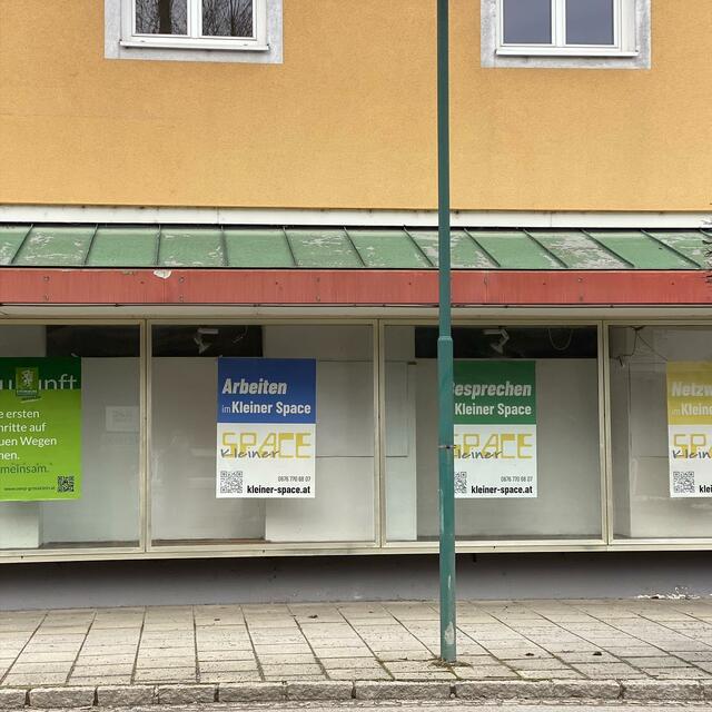 Die Auslagen des Heindl-Hauses weisen auf das Projekt hin, welches hier entstehen soll.  | Foto: Fahrenberger-Zirngast