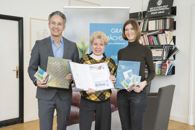 Die Willkommen-in-Graz-Mappen unterstützen Eltern und Neugeborene bei einem guten Start ins Leben. Die Mappen präsentieren Stadtrat Kurt Hohensinner, Ingrid Krammer und Leiterin des Ärztlichen Dienstes Ines Pamperl (v. l.)
 | Foto: Stadt Graz/Fischer