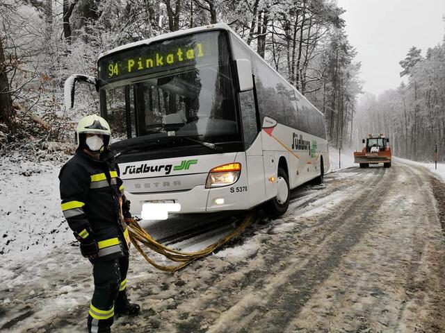 Die Feuerwehr Badersdorf war im Einsatz, um einen Bus aus dem Graben zu bergen. | Foto: Feuerwehr Badersdorf