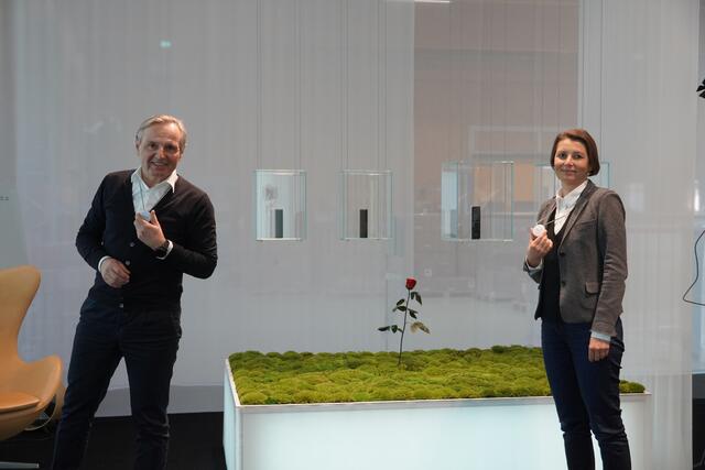 Die "Schutzengel" von Ferdinand Maier und Inge Ferner von "rudwido" fangen an zu brummen und blinken, wenn die zwei nicht  den nötigen Abstand halten. | Foto: Gertraud Kleemayr