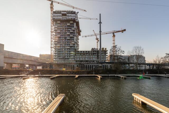 Der Marina Tower ist bereits zur Hälfte fertig. Die Eröffnung ist für Sommer 2022 geplant. | Foto: Buwog/Huger