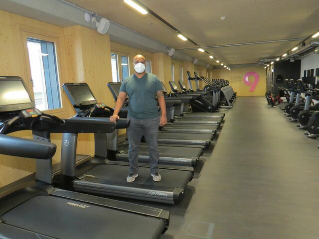 Robel Tesfai im leeren, 1.500 Quadratmeter großen Fitnesscenter.