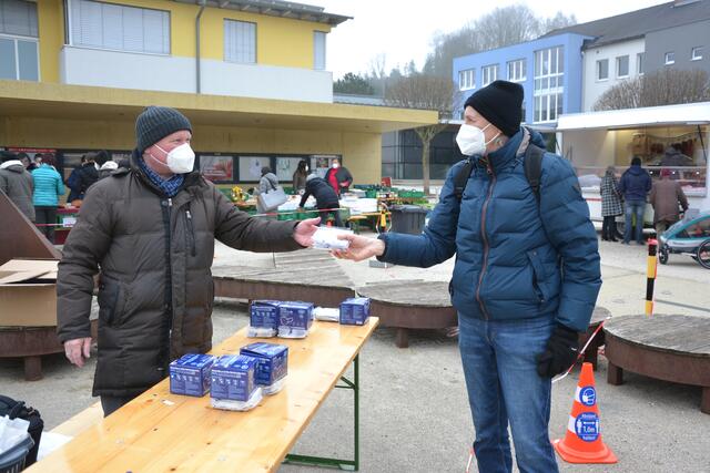 Bürgermeister Norbert Höpoltseder (l.) verteilte am Schmankerlmarkt FFP2-Masken. | Foto: Gemeinde Weißkirchen
