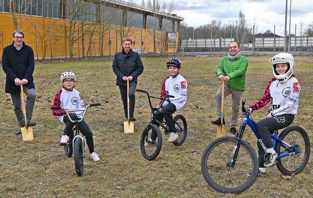 Architekt Harald Benesch (RSW Radsport Wels GmbH.), Sportreferent Vizebürgermeister Gerhard Kroiß und Paul Resch (RSW Radsport Wels GmbH) mit drei Nachwuchssportlern des Vereins GRAVITY-ROOKIES. | Foto: privat