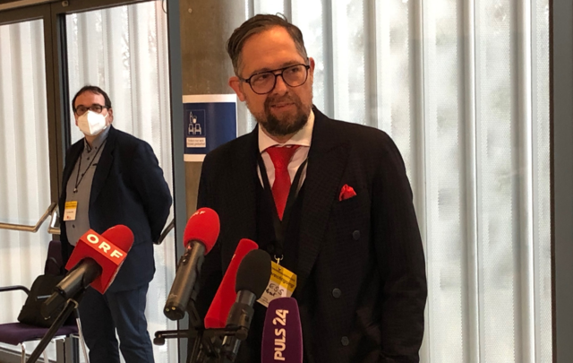 Pucher-Anwalt Norbert Wess stellte sich nach der Pucher--Befragung im U-Ausschuss den Fragen der Journalisten. | Foto: Uchann
