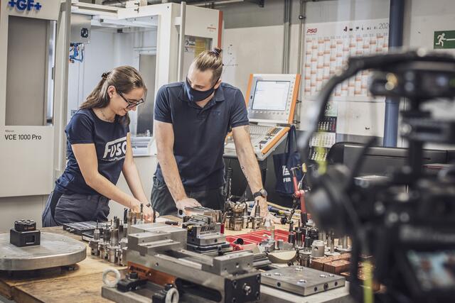 Bei den Dreharbeiten zur Serie „Lehrberufe vorgestellt“ schlüpfen die Lehrlinge in die Hauptrolle. Die Kurzvideos werden auch in den Sozialen Medien ausgestrahlt. | Foto: Dominik Stixenberger/Angela Albrecht