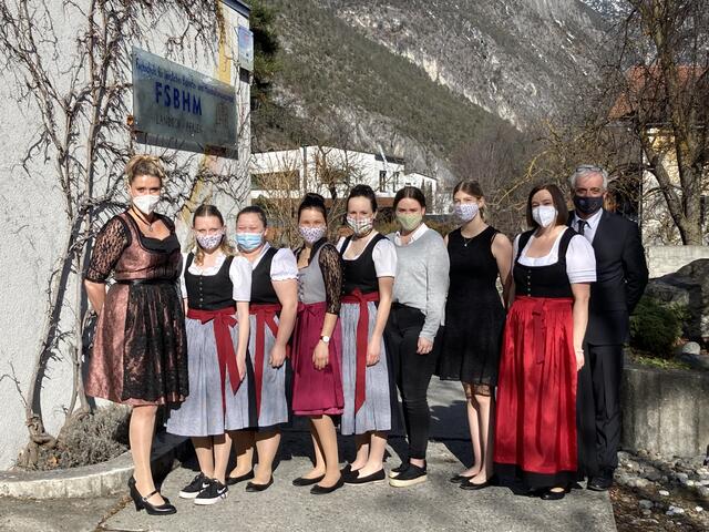 Die ersten sechs frisch gebackenen Jungsommeliéren Österreich an der FSBHM legten Anfang Februar erfolgreich die Prüfungen ab. | Foto: FSBHM Landeck-Perjen