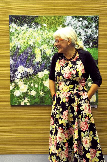 Beatrix Kutschera mit einem ihrer Gemälde. | Foto: Foto Ellert