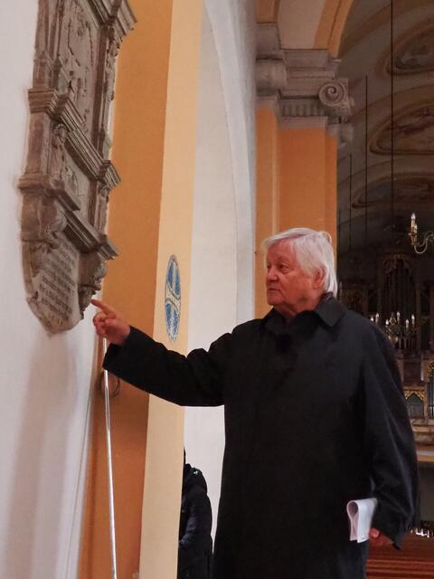 Erinnerung in der Pfarrkirche: Johann Großruck am Grabstein von Hans Adam von Zinzendorf, eines der Pestopfer in den 1580ern. | Foto: Haslberger/BRS