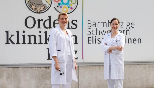 Die beiden Expertinnen Oberärztin Susanne Stern und Oberärztin Birgit Weindl bieten in der Haar- und Nagelambulanz ihre Expertise. | Foto: Ordensklinikum Linz