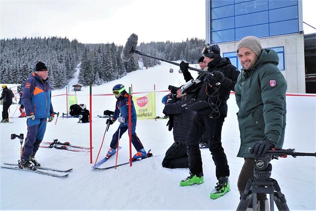 German Bauregger (li.) trainiert beim Skiclub Radstadt seit 57 Jahren den Nachwuchs. | Foto: ServusTV