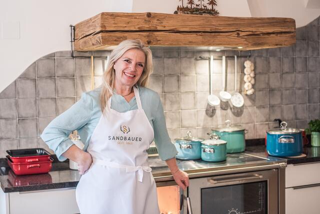 Rosemarie Hintermüller kocht mit Riess Emaille und erzählt vom historischen Hof, den sie liebevoll auferweckt haben. | Foto: © Angela Albrecht / DOG &amp; PONY MEDIA